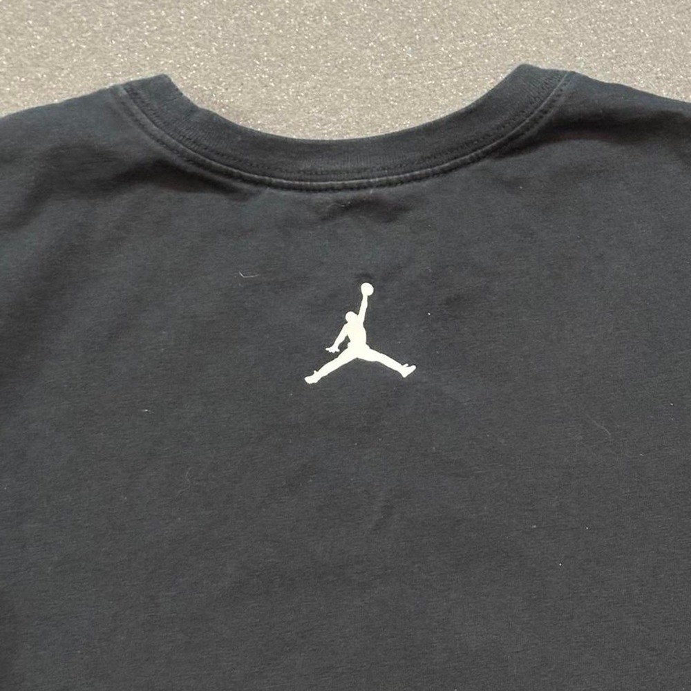 Jordan black t-shirt with graphic of air Jordan in a dunking pose, size M - Picture 5 of 7